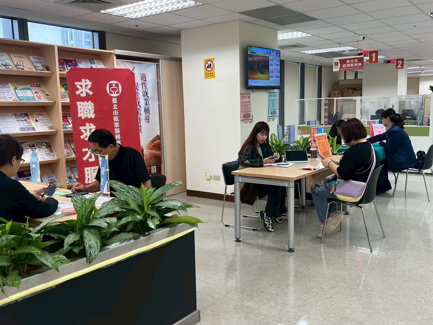 圖示二： 北市勞動局臺北市就業服務處6月23日至6月26日，共邀集32家知名企業於各就服站舉辦現場徵才活動，提供1191個工作機會。
